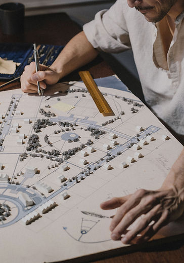 Architecte concevant des plans