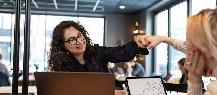 Fistbump per la collaborazione in ufficio