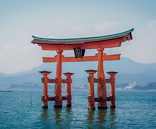 海にそびえる鳥居