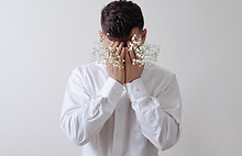 Mannelijk model met witte bloemen