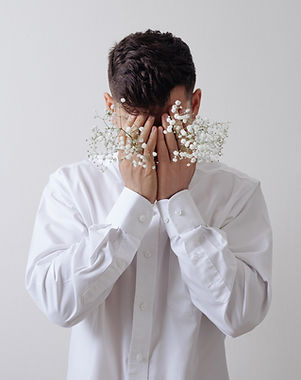 Modelo masculino con flores blancas