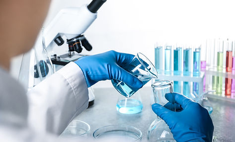 化学薬品を混合する科学者