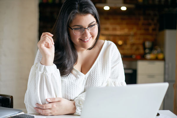 woman working on the laptop