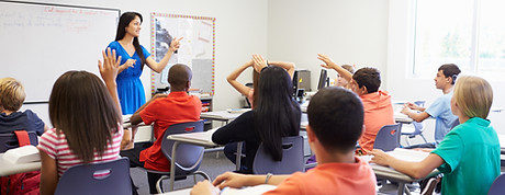 Élèves et professeurs dans une salle de classe