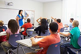 Élèves et professeurs dans une salle de classe