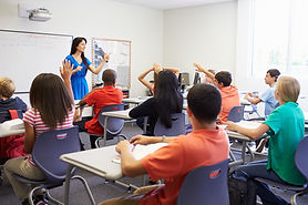 Élèves et professeurs dans une salle de classe