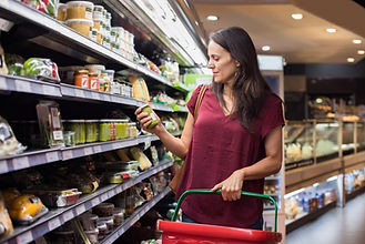 食料品の買い物をする女性