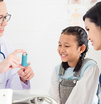 A doctor telling patients how to use an asthma inhaler