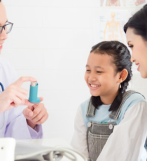 A doctor telling patients how to use an asthma inhaler