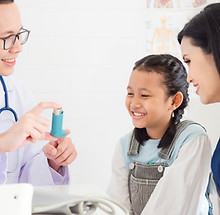 A doctor telling patients how to use an asthma inhaler