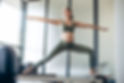 Mujer embarazada en postura de yoga