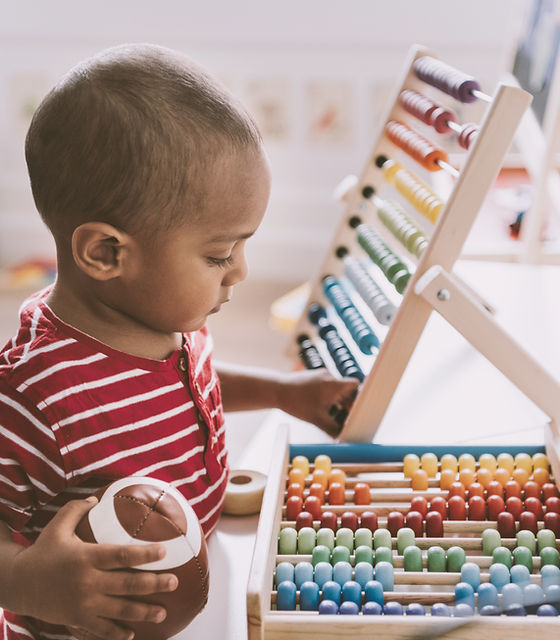 enfant qui joue dans une crèche