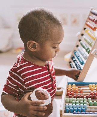 Ragazzo che gioca con Abacus
