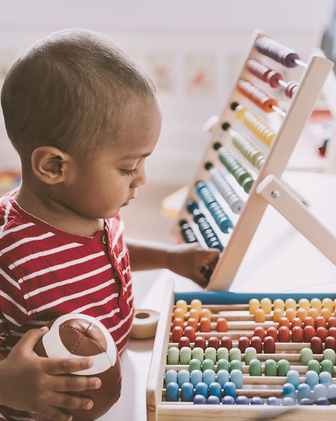 Niño jugando con ábaco
