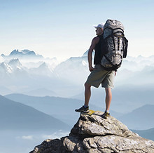 Wanderer auf dem Berggipfel
