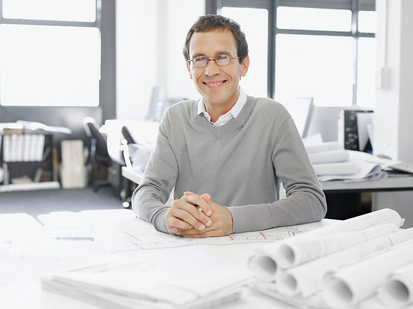 Arquitecto en la oficina