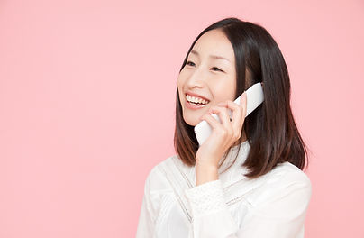 ケータイで話す笑顔の女性