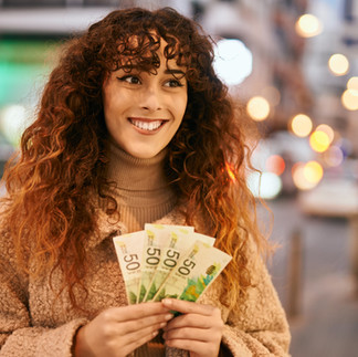 אישה מחזיקה כסף