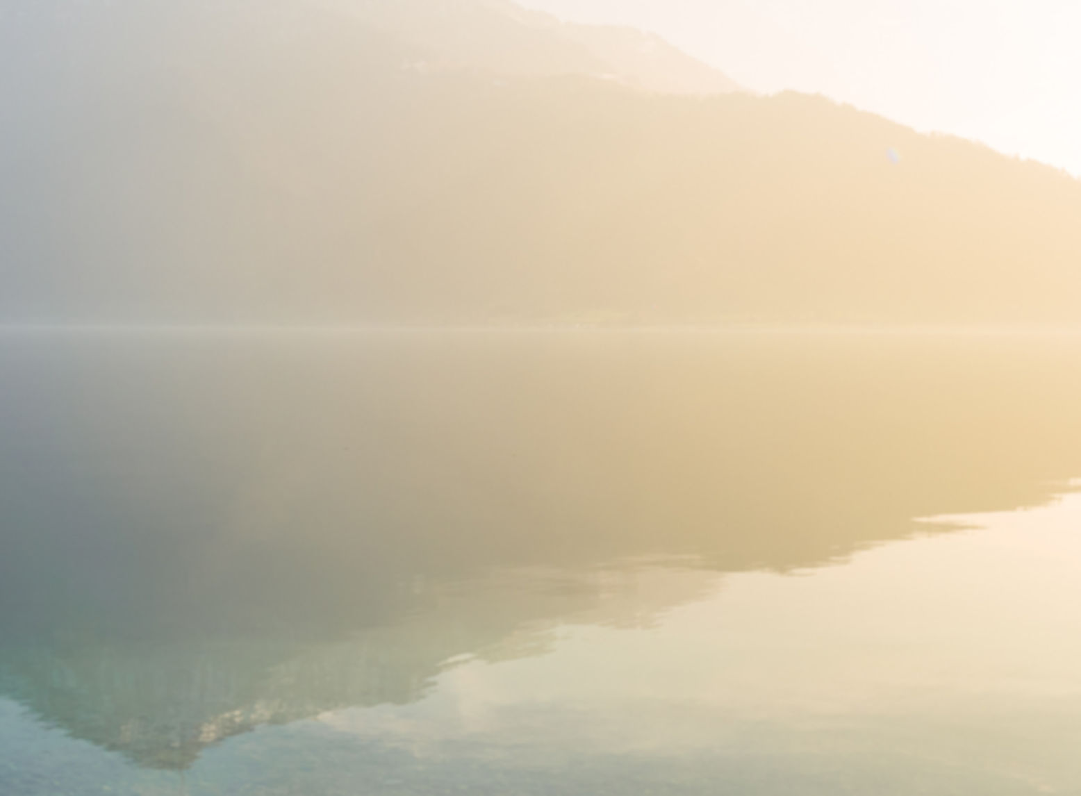 Assis au bord d'un lac au coucher du soleil