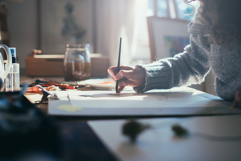 Artista dibujando en el escritorio