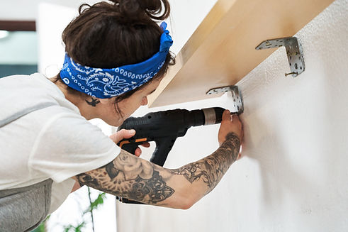 Installazione di una mensola di legno