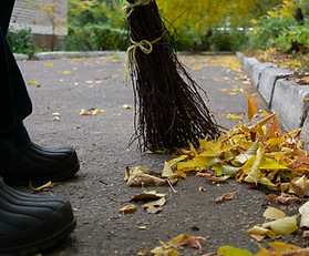 Broom feie fallne blader