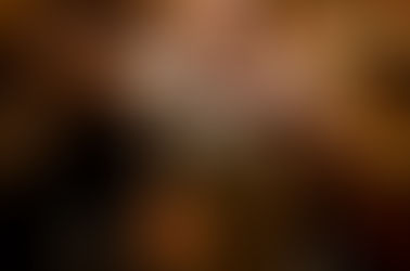 Un barman preparando una bebida