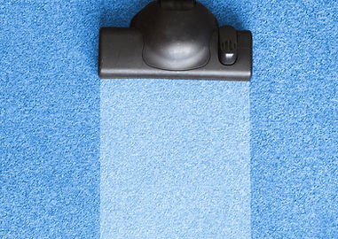 Passer l'aspirateur sur une surface bleue
