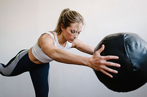 femme 50 ans qui travaille le renforcement et la stabilité