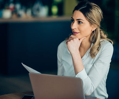 Деловая женщина с ноутбуком