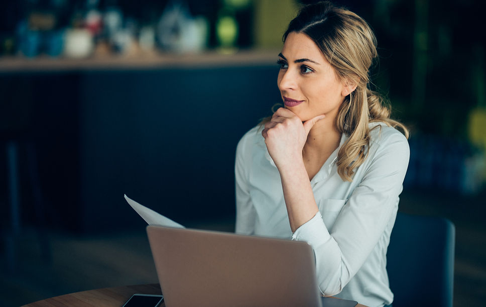 Mulher de negócios com computador portát