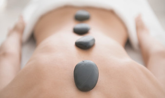 Massage aux pierres chaudes