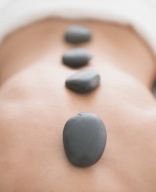Terapia de massagem com pedras quentes