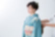 着付けする女性