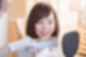 歯の色見本を見る女性
