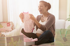 écriture chanson sur mesure baby shower naissance arrivée d'une petite fille ou d'une petit garçon Femme enceinte souriante