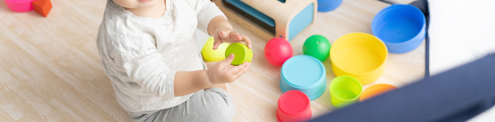 おもちゃで遊ぶ子供