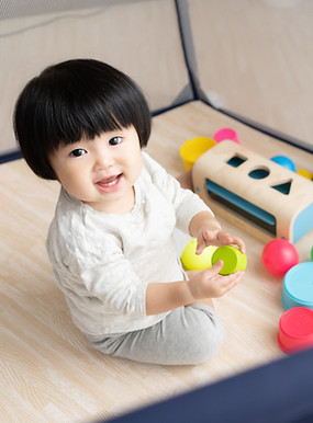 おもちゃで遊ぶ子供