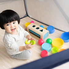 おもちゃで遊ぶ子供