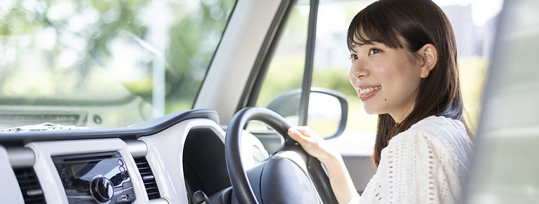 運転する女性