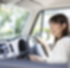 車での来院をイメージさせる運転中の人物