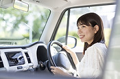 運転する女性