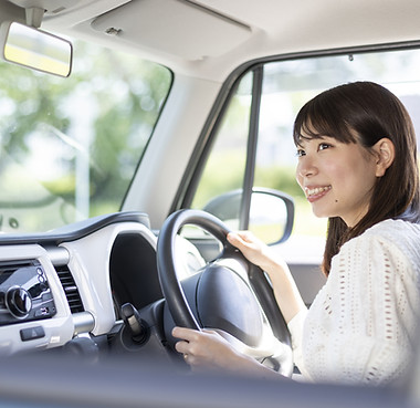 運転する女性