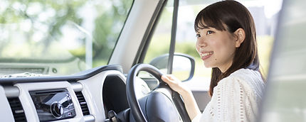 運転する女性