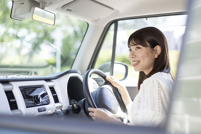 運転する女性