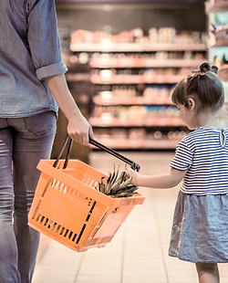 Pai e filho no supermercado