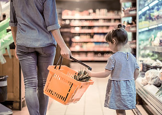 Mãe e filha no supermercado
