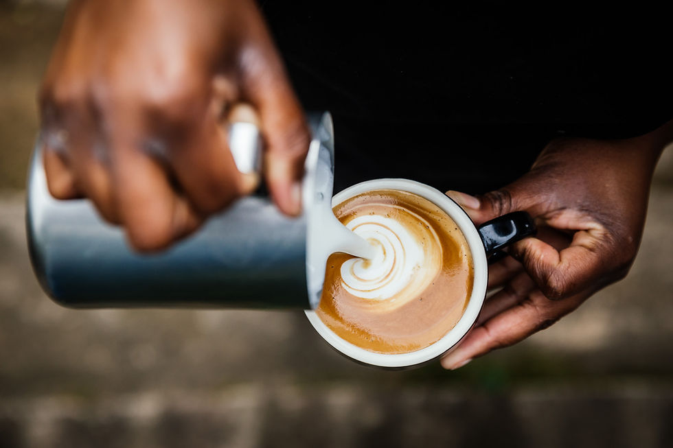 Verser l'art du café au lait