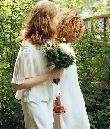 novias tomadas de la mano en su sesión de foto.