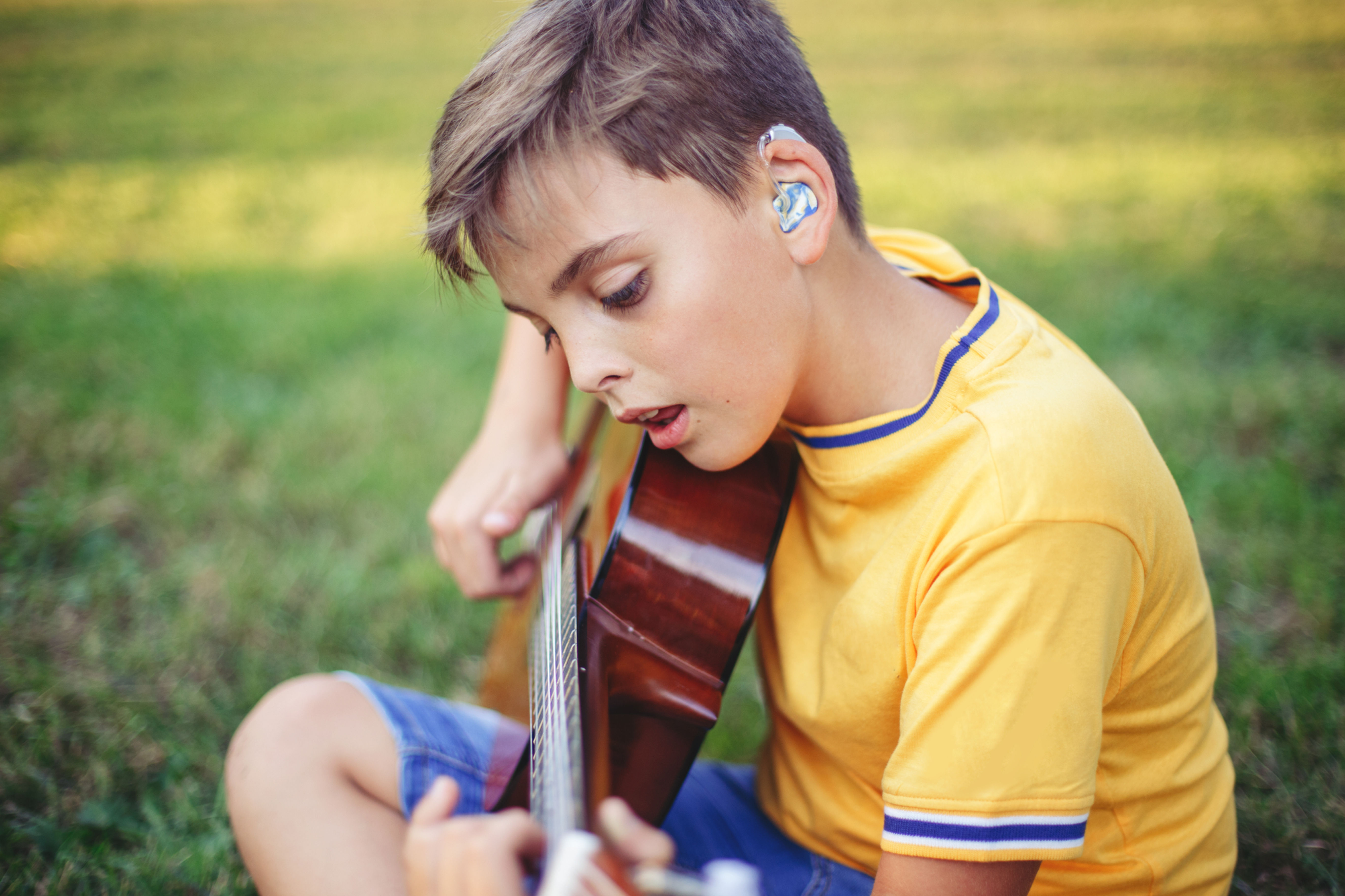 Enfant avec un appareil auditif